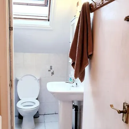Victorian Double Room, Leeds Homestay *